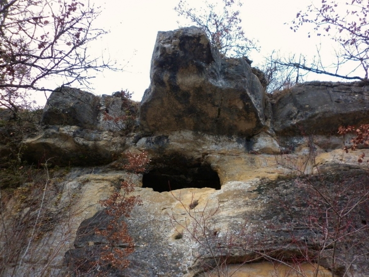 Une grotte au lieu-dit le Roc. - Mauzens-et-Miremont