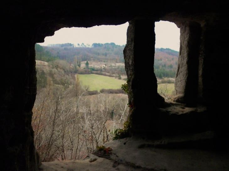 Ancienne demeure troglodytique au lieu-dit le Roc. - Mauzens-et-Miremont