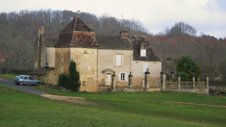 Une ferme et son pigeonnier. - Mauzens-et-Miremont