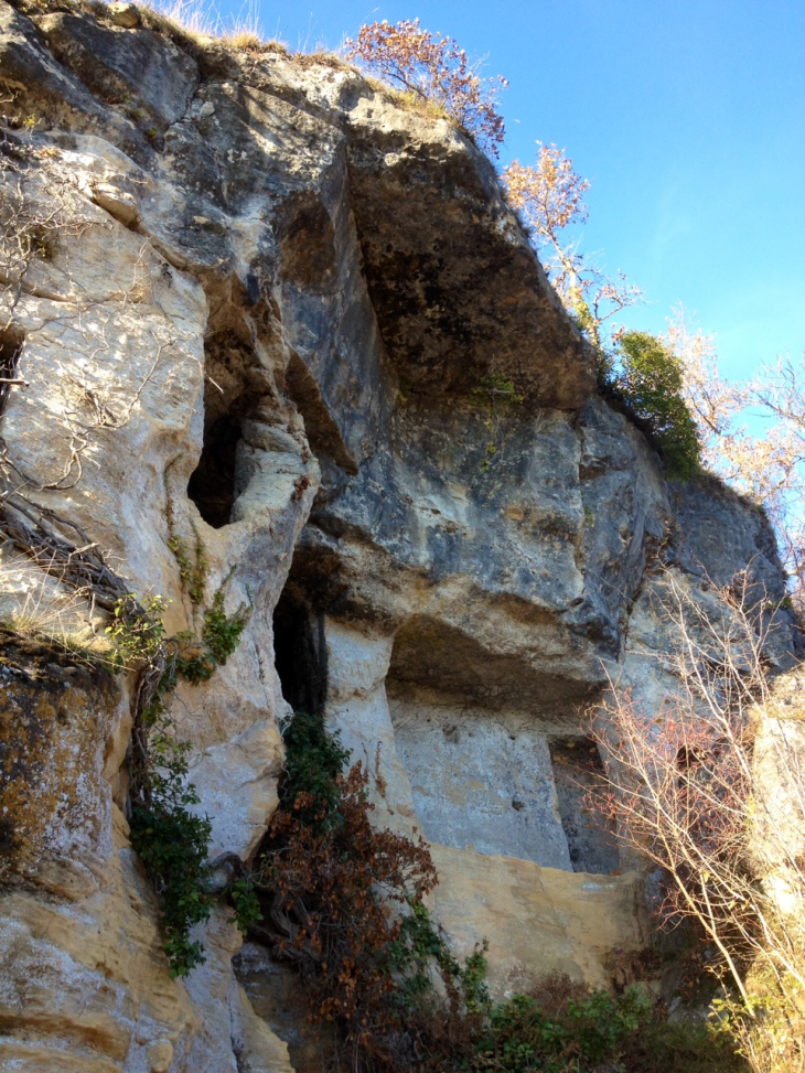 Vestiges d'abris troglodytiques au lieu-dit le Roc. - Mauzens-et-Miremont