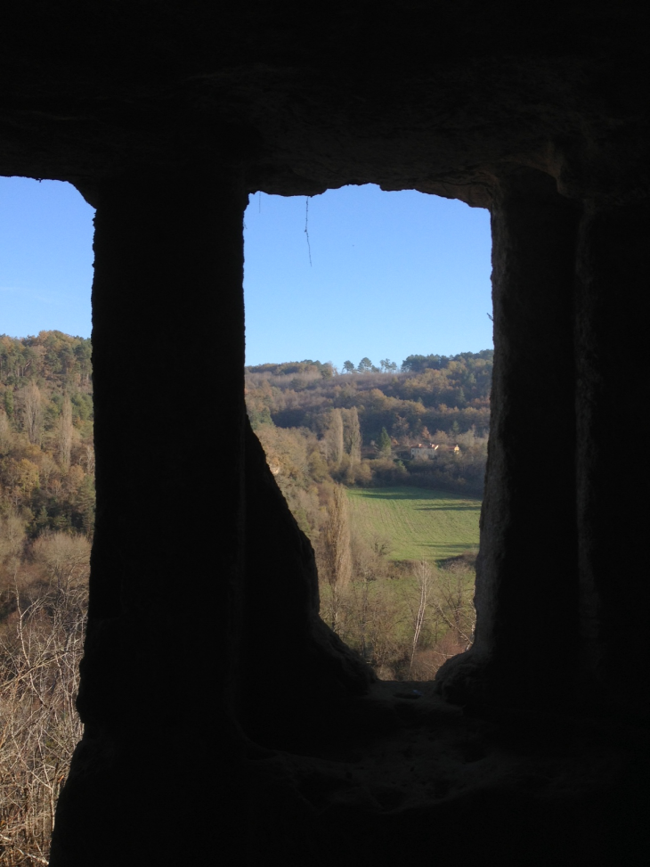 Vue depuis un habitat troglodytique. - Mauzens-et-Miremont