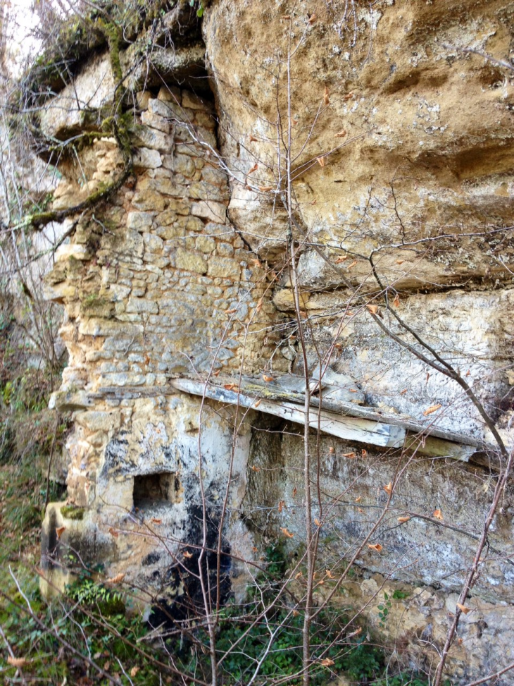 Vestige de construction contre la paroi rocheuse. - Mauzens-et-Miremont