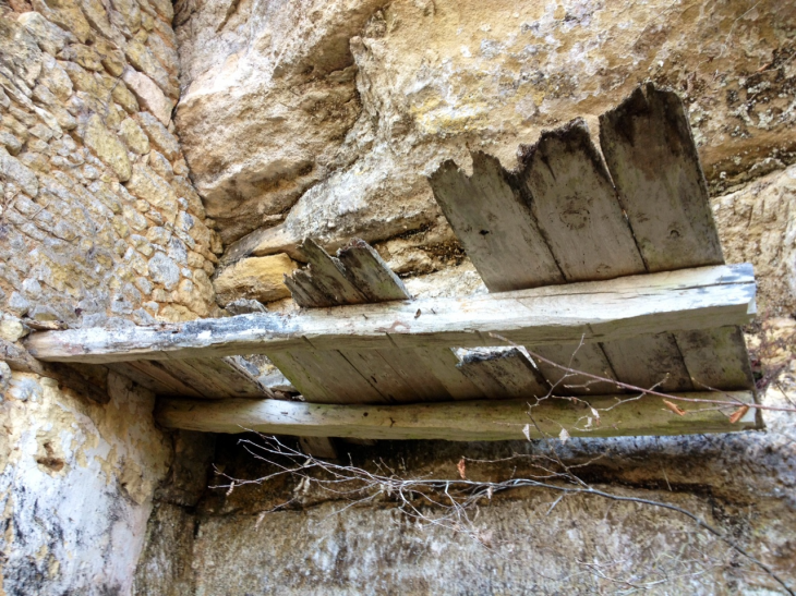 Vestiges de construction contre la paroi rocheuse. - Mauzens-et-Miremont