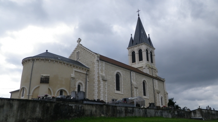 L'église, son abside romane et sa nef XIXème. - Ménesplet