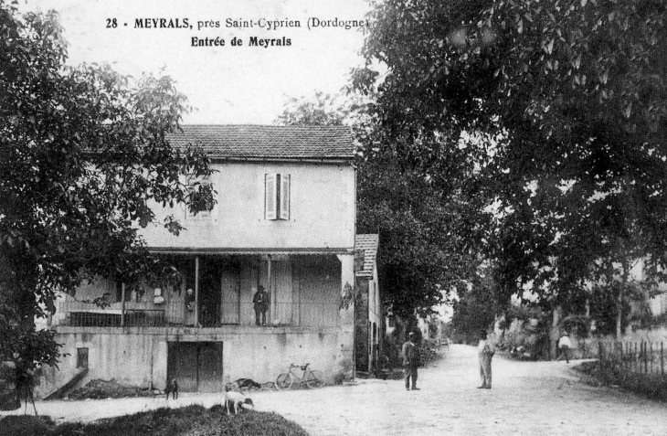 Début XXe siècle, l'entrée de Meyrals (carte postale ancienne).