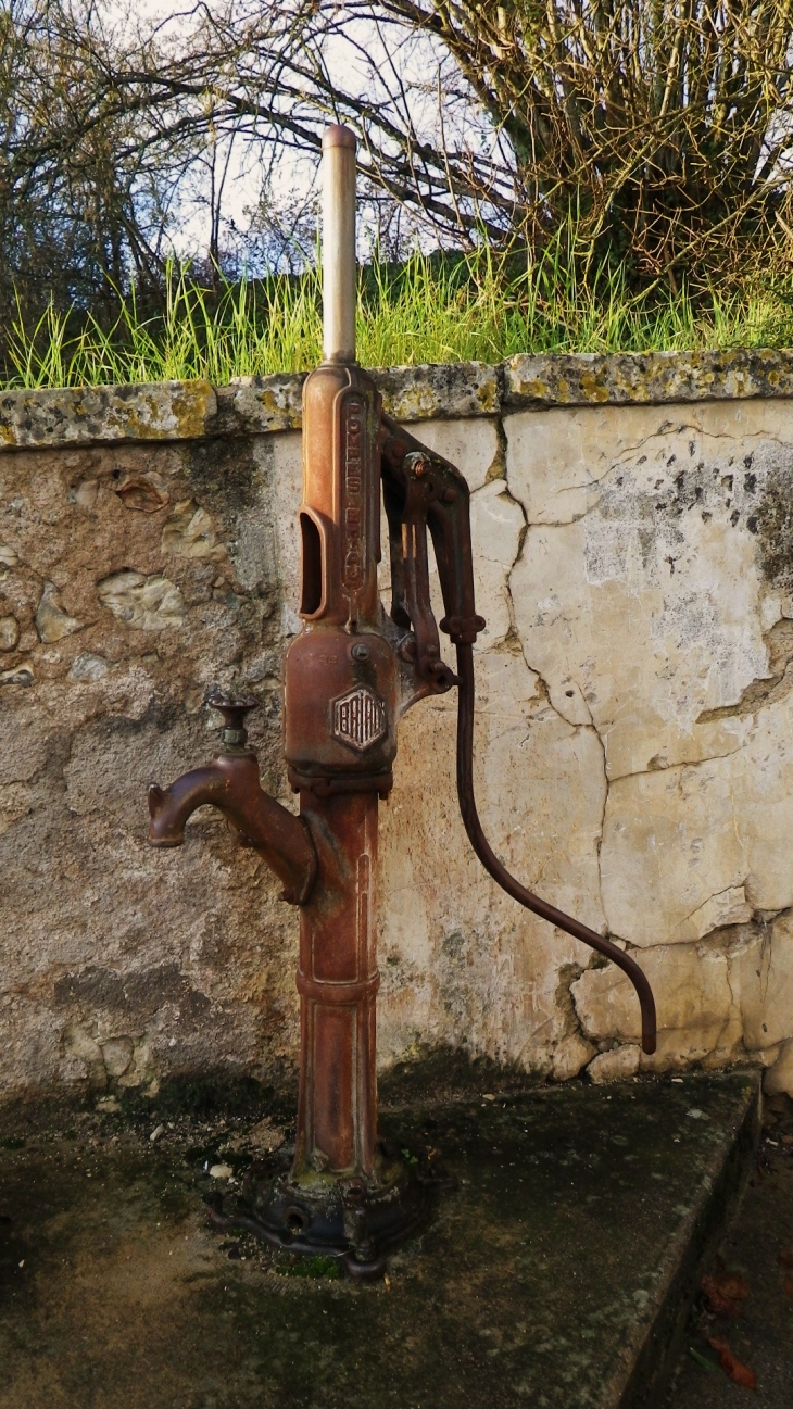 Ancienne pompe à eau dans le bourg. - Milhac-d'Auberoche