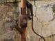 Ancienne pompe à eau dans le bourg.