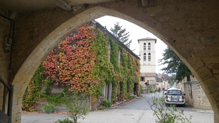 Une rue du village. - Molières