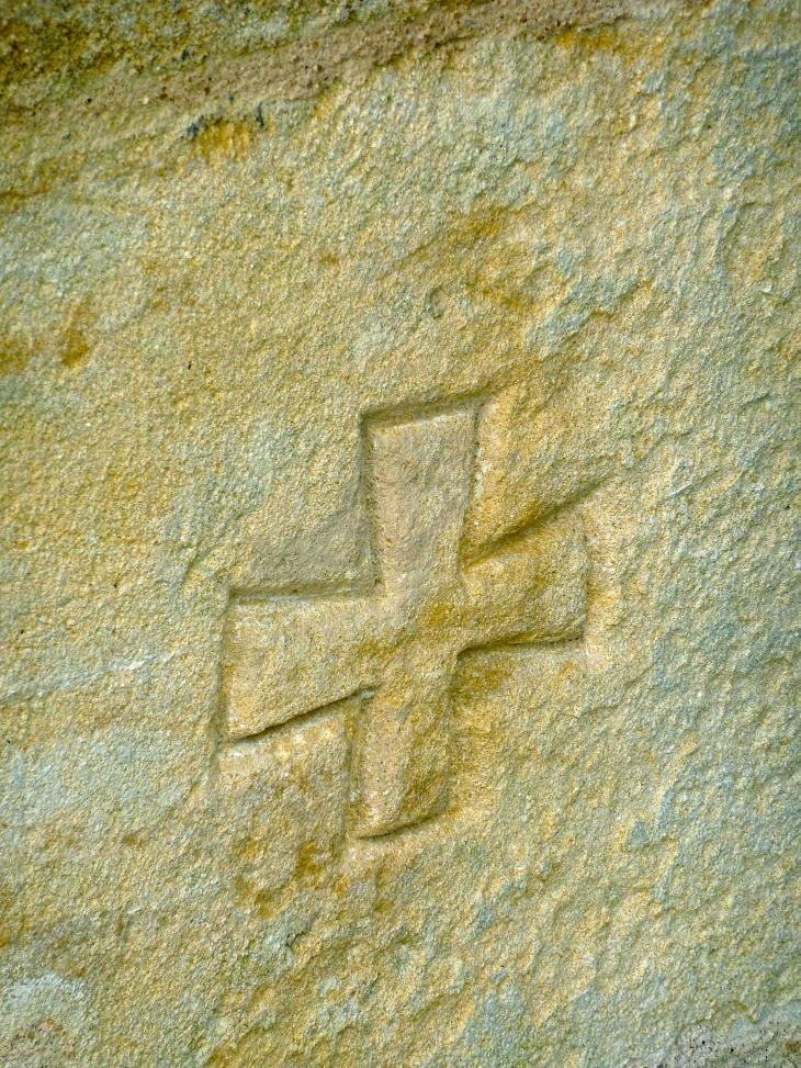 Détail : croix pattée, gravée sur la pierre du portail de l'église Saint-Martin. - Monbazillac