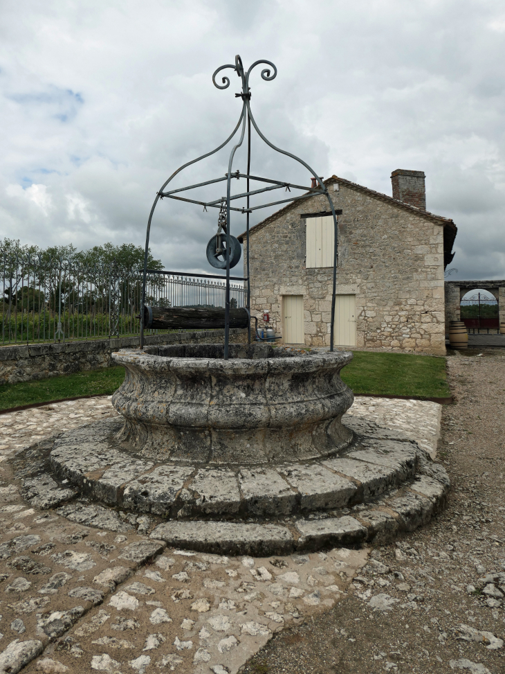 Puits dans la cour du château - Monbazillac