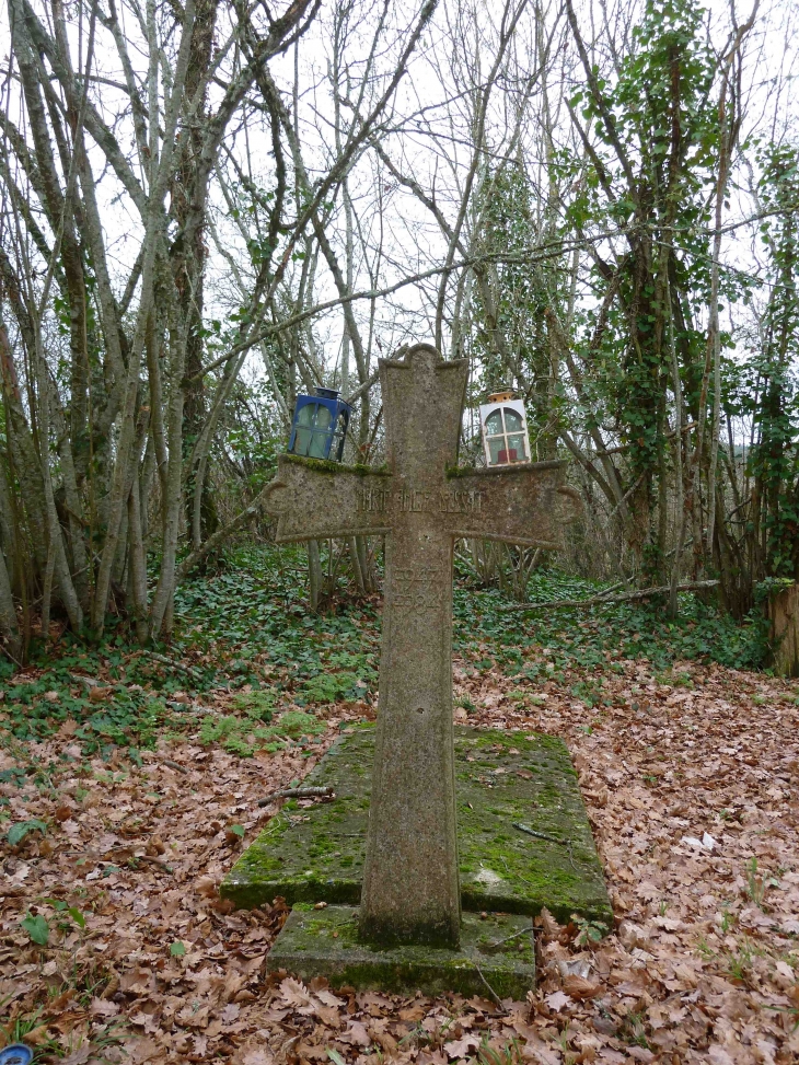 Tombe de l'église de Sainte-Croix - Monestier