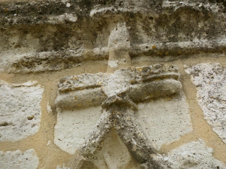 Détail du portail de l'église Sainte-Croix - Monestier