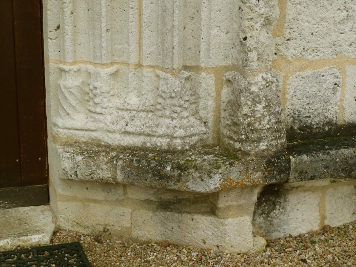 Détail du portail de l'église Sainte-Croix - Monestier