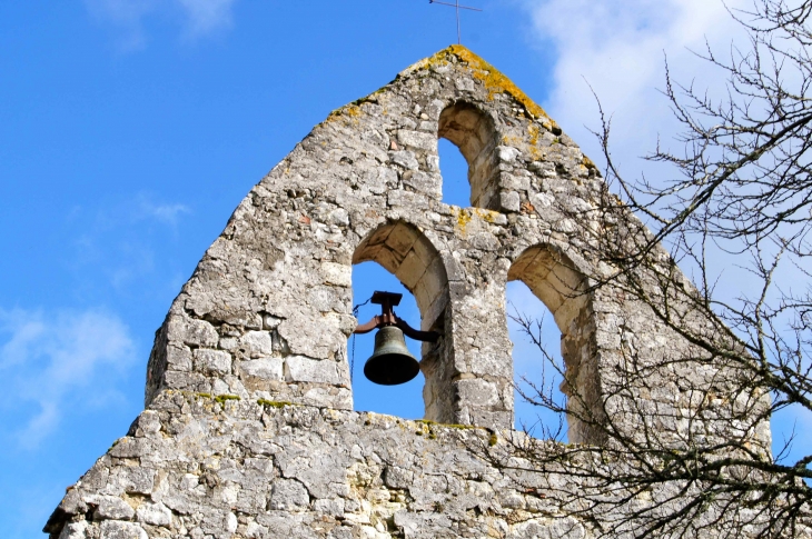 La Bastide : Le clocher-mur de l'église. - Monestier