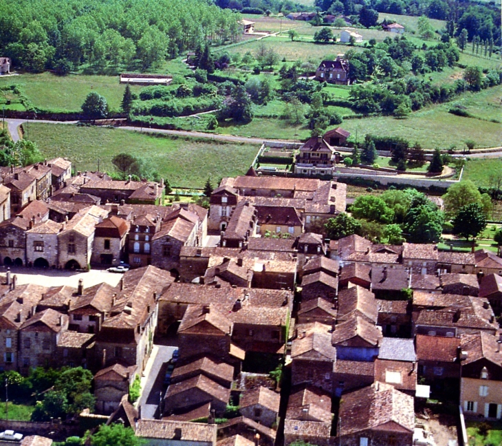 Bastide anglaise du XIIIe siècle (Périgord - vue du ciel - Bernard Saillol). - Monpazier