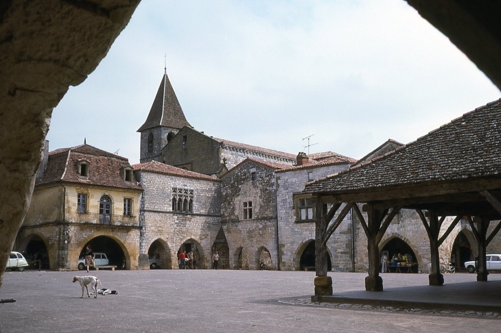 Places des Cornières à Monpazier