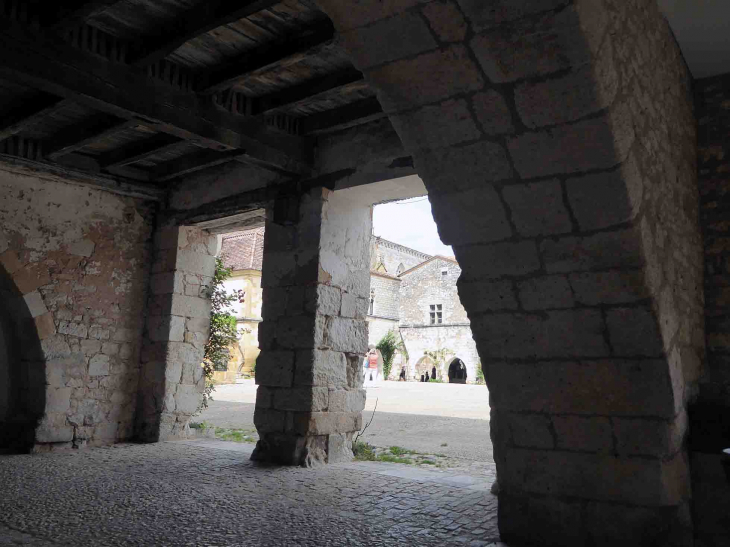 Sous les arcades - Monpazier