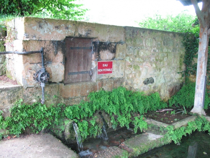 FONTAINE  LAVOIR - Monsac