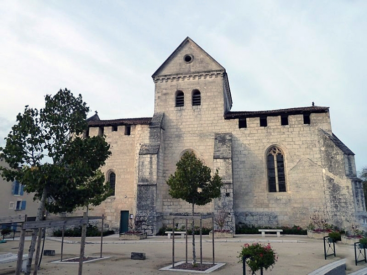 L'église. Le 1er Janvier 2017, les communes Beaussac, Champeaux-et-la-Chapelle-Pommier,  Les Graulges, Léguillac-de-Cercles , Mareuil,  Monsec, -Puyrenier, Saint-Sulpice-de-Mareuil et Vieux-Mareuil ont fusionné pour former la nouvelle commune Mareuil en P