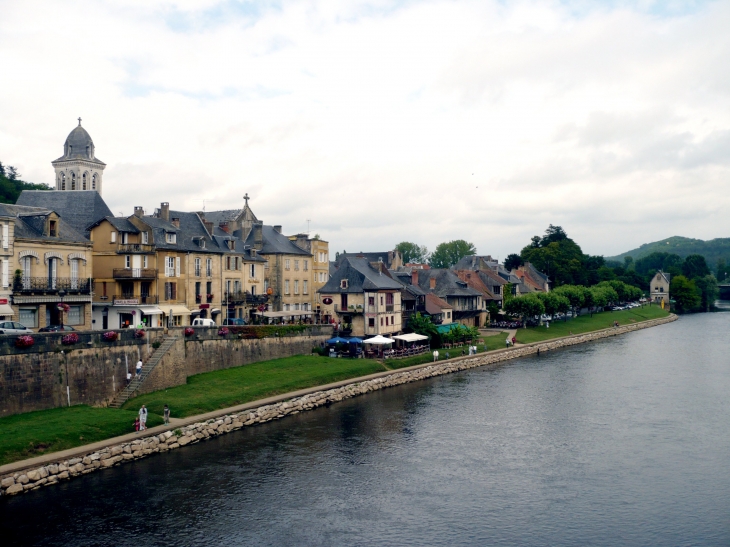 Vue sur le village depuis le pont - Montignac