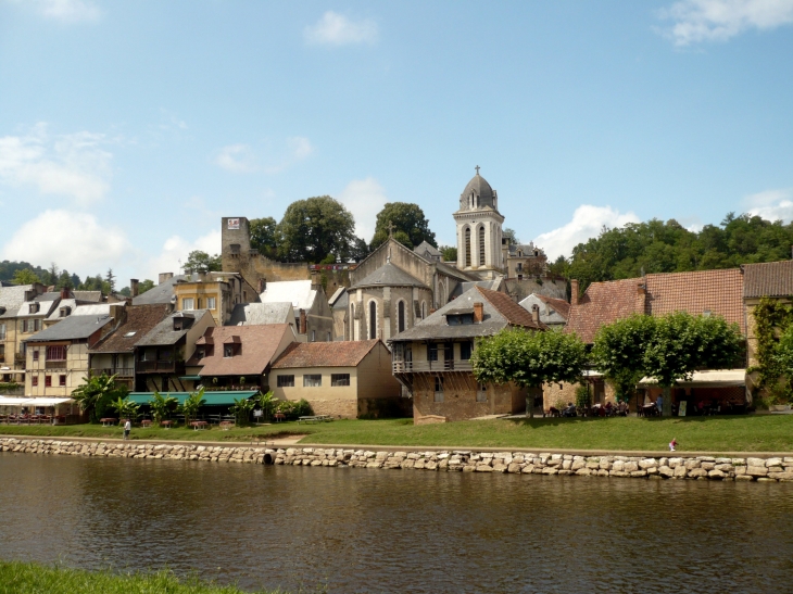 Vue sur le clocher de l'église Saint-Pierre-ès-Liens. - Montignac