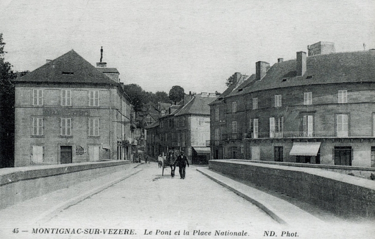 Début XXe siècle, le pont et la place nationale (carte postale ancienne). - Montignac