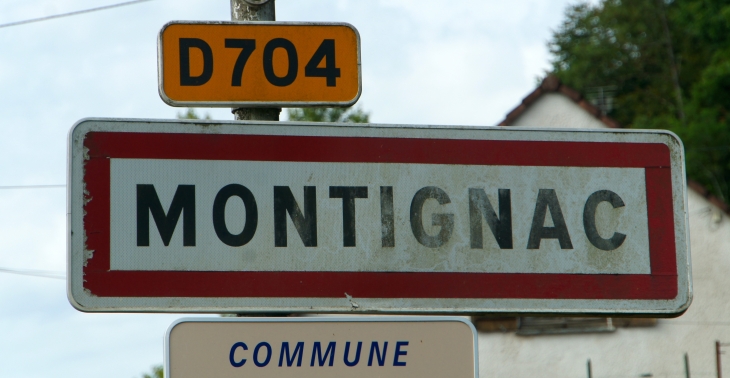 Autrefois : Montinac en 1072, Montinhacum en 1365, Montignac sur Vézère. Ancien repaire noble avec le titre de châtellenie, dont dépendaient quatorze paroisses au XIVe siècle.