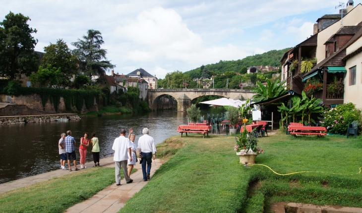 Les berges de la Vézère. - Montignac