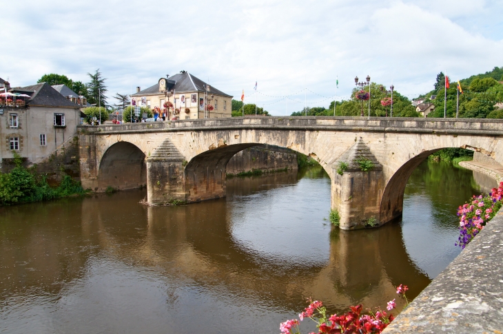 Vue sur le pont de Montignac, bâti en 1776-1777, avec ses avant-becs.