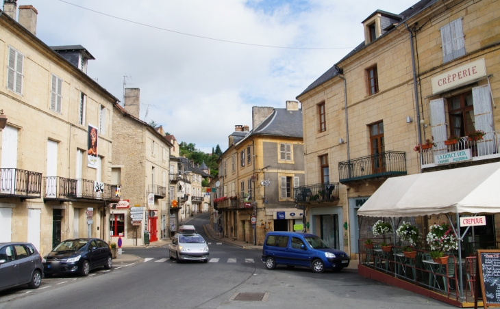 Une rue du village. - Montignac