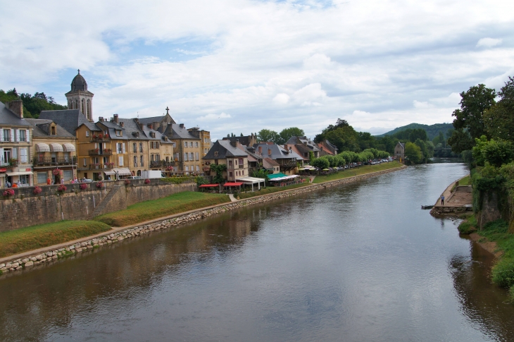 Vue sur le village et la Vézère. - Montignac