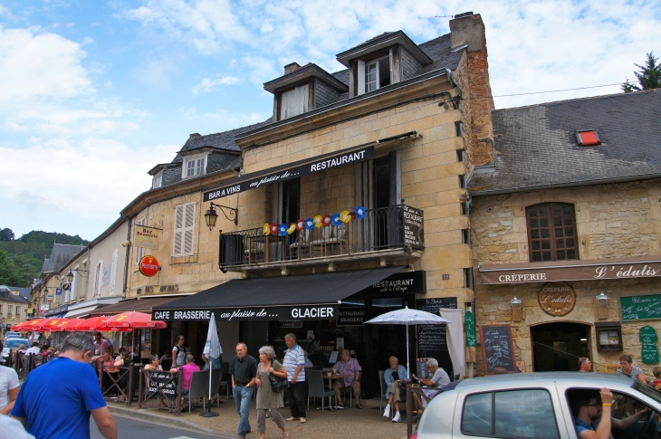 Une rue commerçante. - Montignac