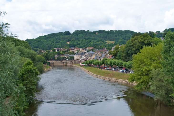 Vue sur le village, la Vézère du pont. - Montignac