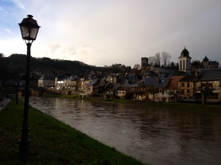 Le village au bord de la Vézère. - Montignac