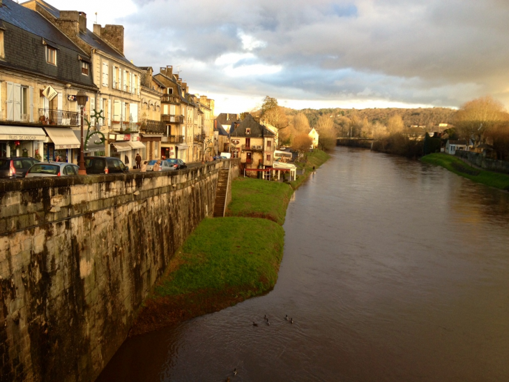 Le village au bord de la Vézère. - Montignac