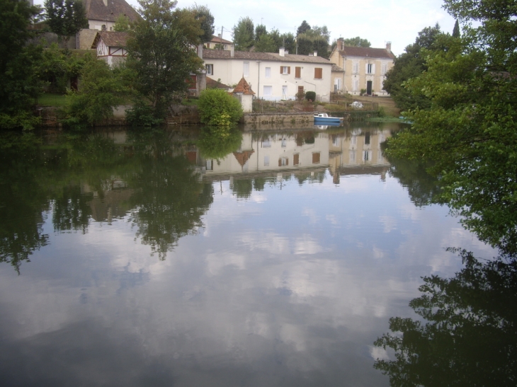 Les rives de l'Isle à Montpon. - Montpon-Ménestérol