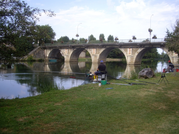 Le pont sur l'Isle et les pêcheurs. - Montpon-Ménestérol