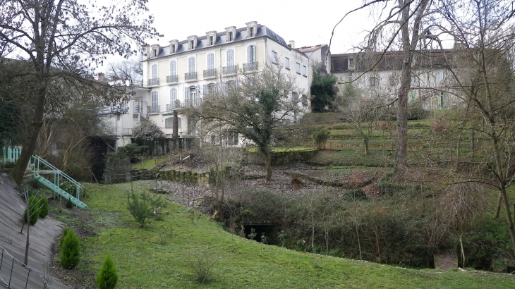 Les jardins dans le vallon d'un affluent de l'Isle. - Montpon-Ménestérol