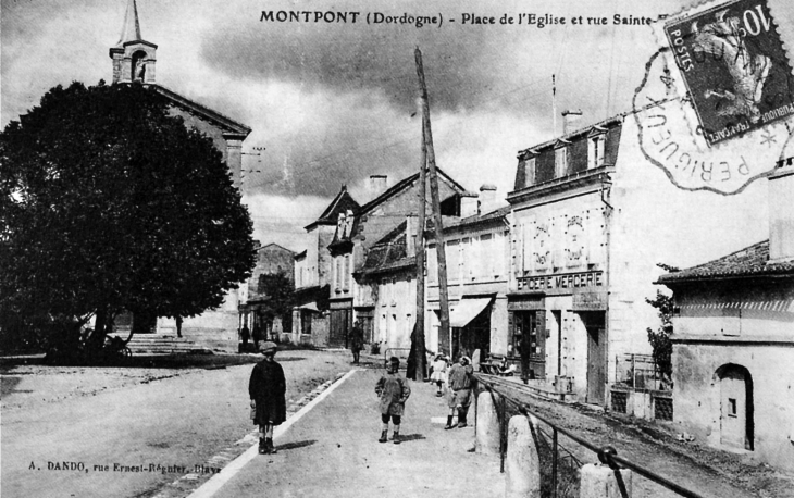 Place de l'église, vers 1910 (carte postale ancienne). - Montpon-Ménestérol