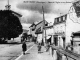 Place de l'église, vers 1910 (carte postale ancienne).