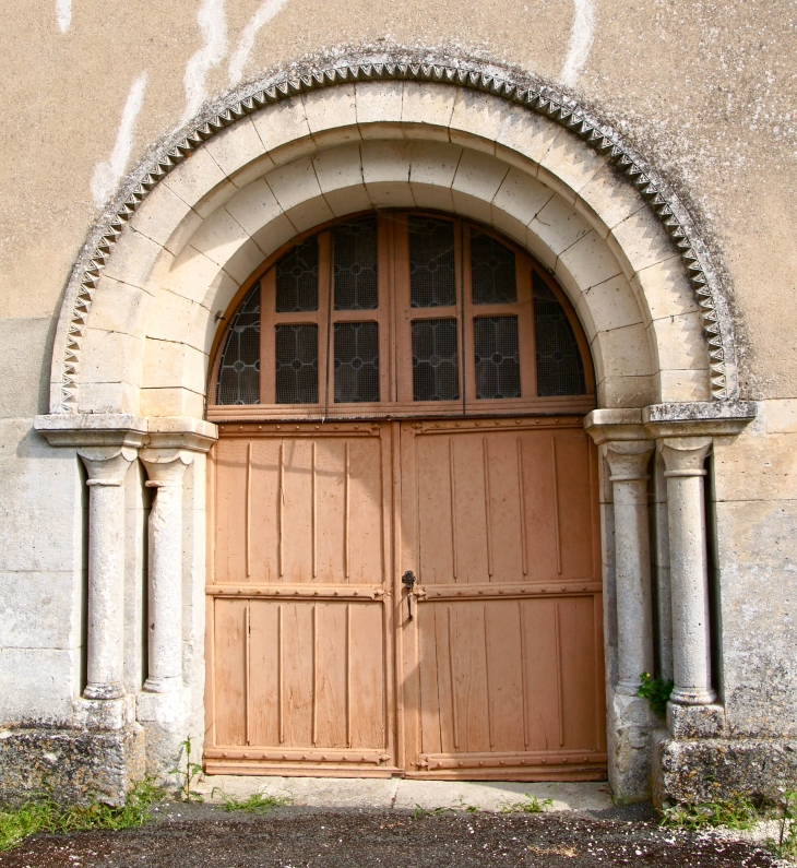 Portail de l'église Saint-pierre-ès-Liens. - Montrem