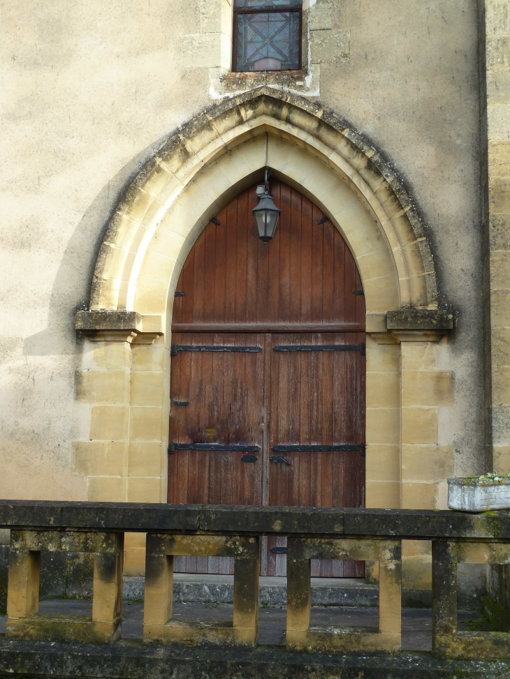 Portail de la chapelle Notre-Dame néo gothique du XIXe siècle. - Mouleydier