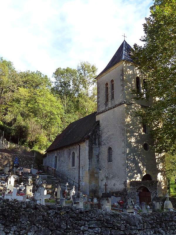 L'église et le cimetière. Le 1er Janvier 2016 les communes Coux-et-Bigaroque et Mouzens  ont fusionné  pour former la nouvelle commune Coux-et-Bigaroque-Mouzens.