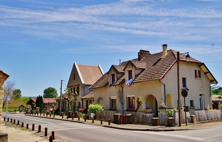 Le Village - Mouzens