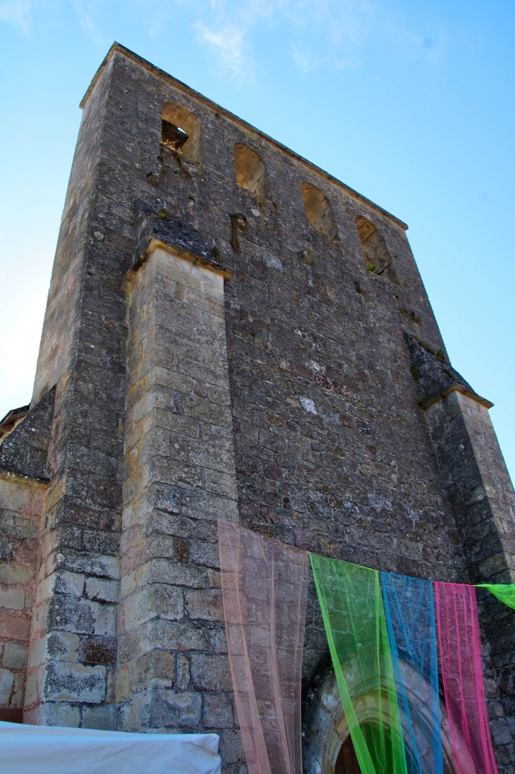 Clocher-a-peigne-de-l-eglise-saint-etienne. Il peut abriter quatre cloches. Aujourd'hui, il n'en subsiste qu'une, les trois autres ayant été fondues pendant la révolution. - Nailhac