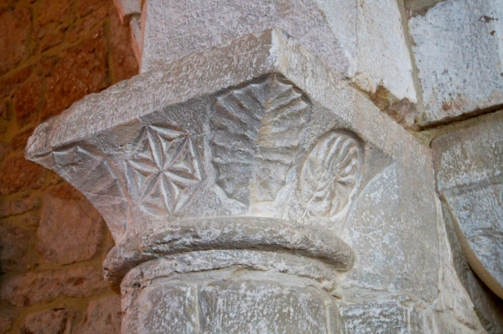 Chapiteau sculpté de la nef de l'église Saint-Etienne. - Nailhac