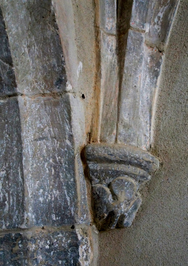 Détail : chapiteau de l'église Saint-etienne. - Nailhac