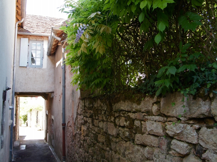 Passage couvert du village. - Nailhac