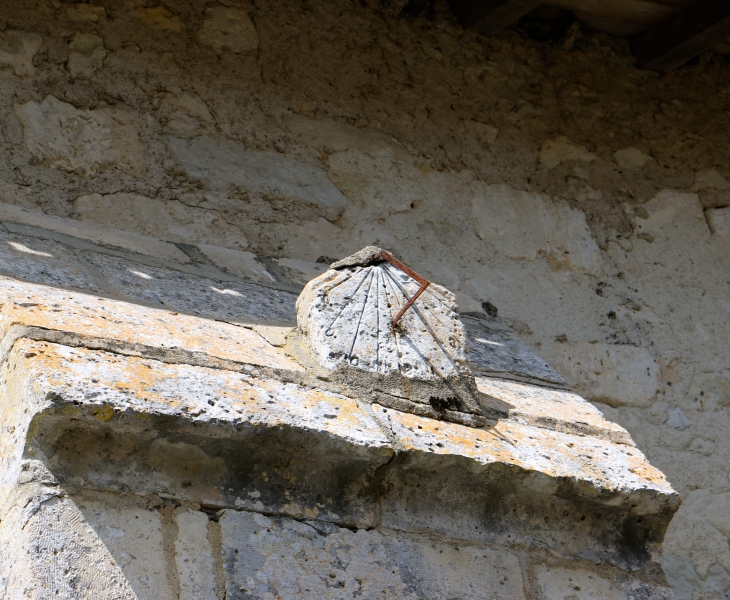 Cadran solaire de la façade sud de l'église Saint Etienne de Nanteuil de Bourzac. - Nanteuil-Auriac-de-Bourzac