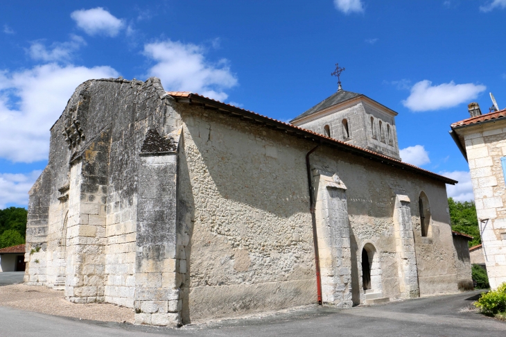 Façade sud ouest de l'église Saint Etienne de Nanteuil de Bourzac. - Nanteuil-Auriac-de-Bourzac